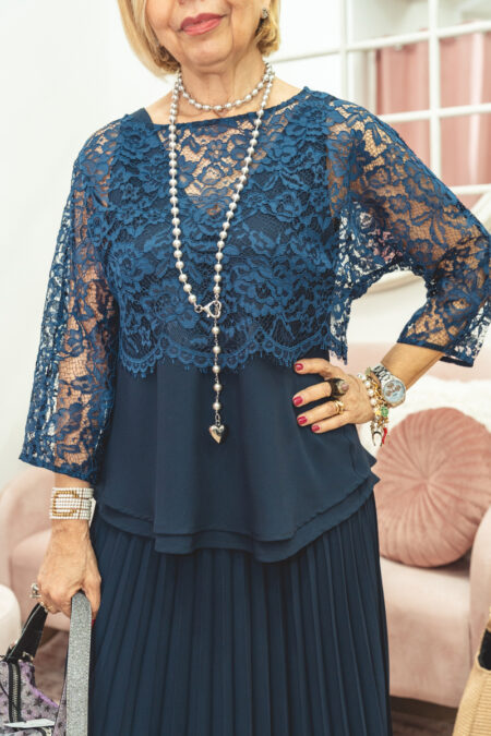 Twinset blu, top spalla larga e scollo a V, sia davanti che dietro. Blusa corta in pizzo blu con manica a 3/4