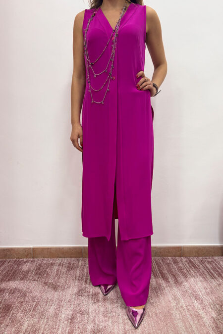 Completo ciclamino con gilet lungo con spacchi laterali. Pantalone largo.