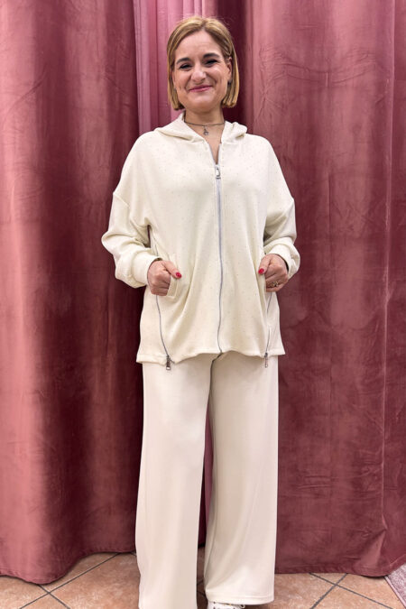 Giacca con cappuccio in modal panna, con Swarovski, zip anteriore e zip laterali.