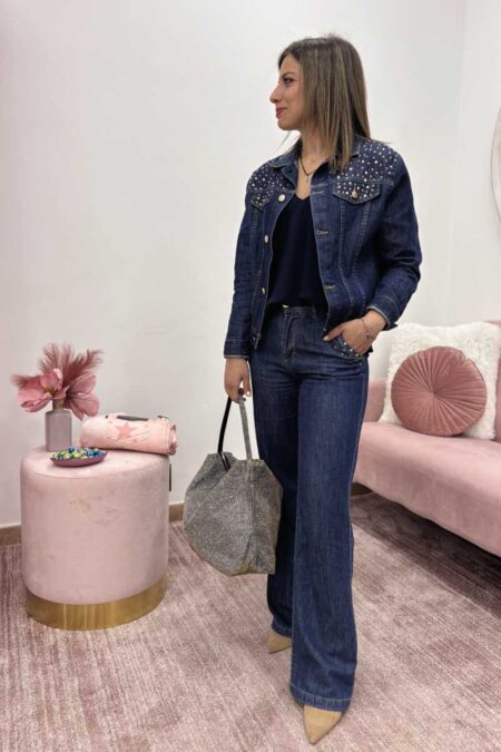 Jeans palazzo con strass colorati su tasche davanti e dietro
