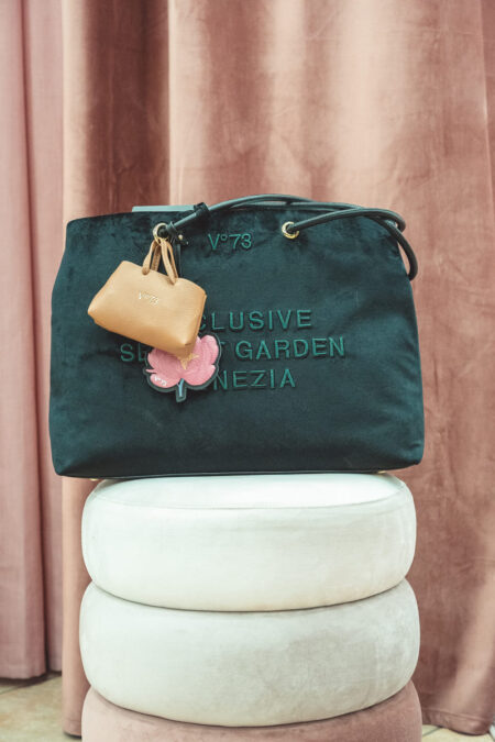 Borsa V73 in velluto nero con scritta verde e charms