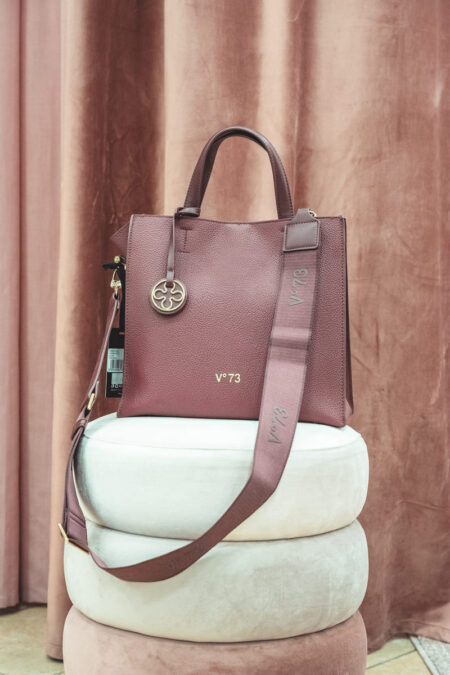 Borsa V73 shopper bordeaux con tracolla e charm logo