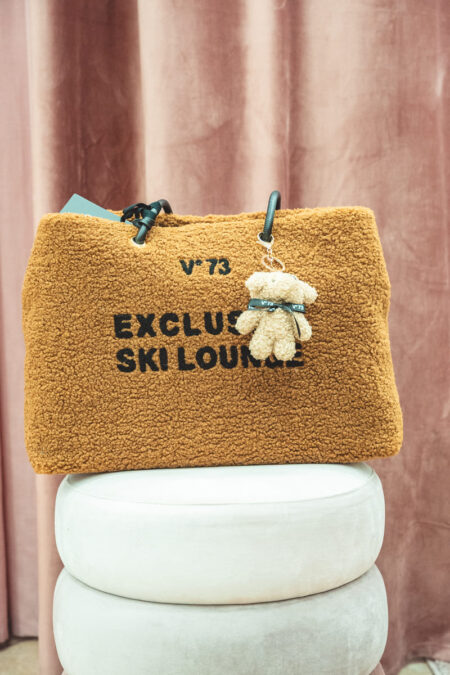 Borsa V73 in teddy biscotto con scritta nera e charm orsetto