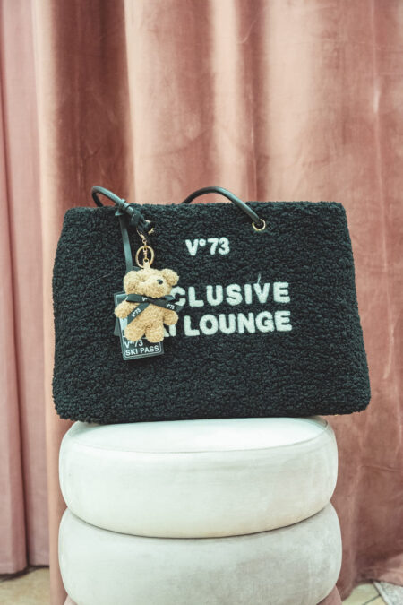 Borsa V73 in teddy nero con scritta bianca e charm orsetto