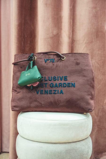 Borsa V73 in velluto bordeaux con scritta blu e charms