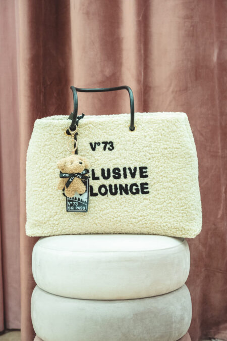 Borsa V73 in teddy panna con scritta nera e charm orsetto