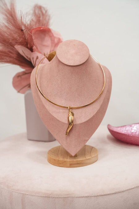 Collana Almala girocollo rigido con pendente corno – Color oro