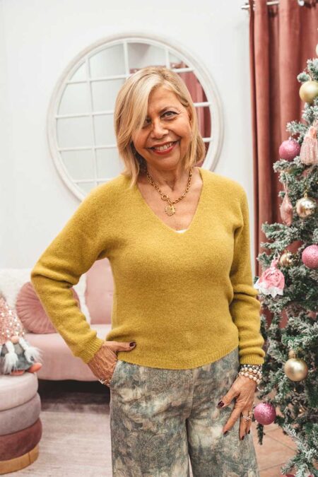 Maglia color cedro in misto baby alpaca con scollo a V