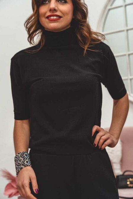Maglia nera a collo alto