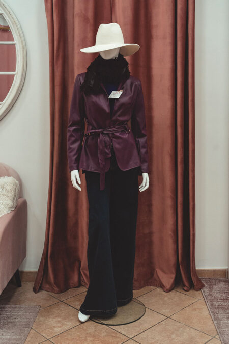 Giacca in ecopelle melanzana con cintura e ganci frontali