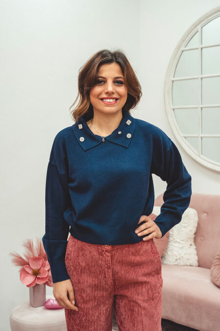 Polo blu con dettagli luminosi sul collo