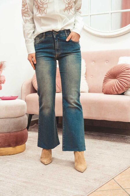 Jeans elasticizzato a trombetta con lavaggio chiaro frontale