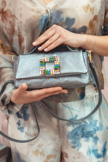 Borsa Almala piccola in pelle martellata con fibbia gioiello