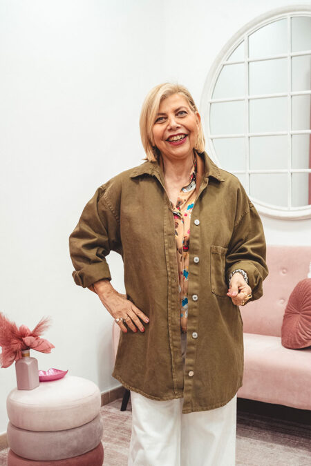 Camicia oversize verde con api dipinte a mano