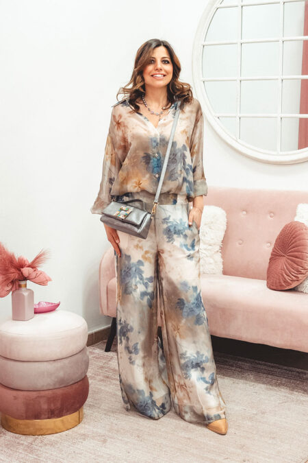 Completo fiori blu e beige con camicia oversize e pantalone ampio