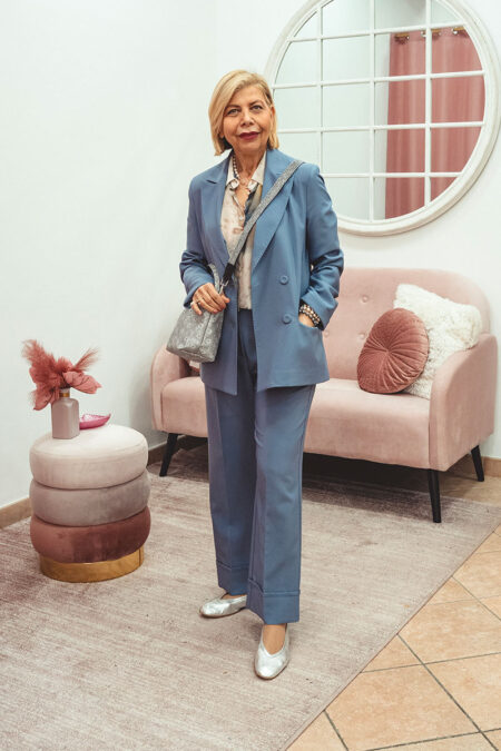 Tailleur color crepuscolo doppiopetto con pantalone con risvolto