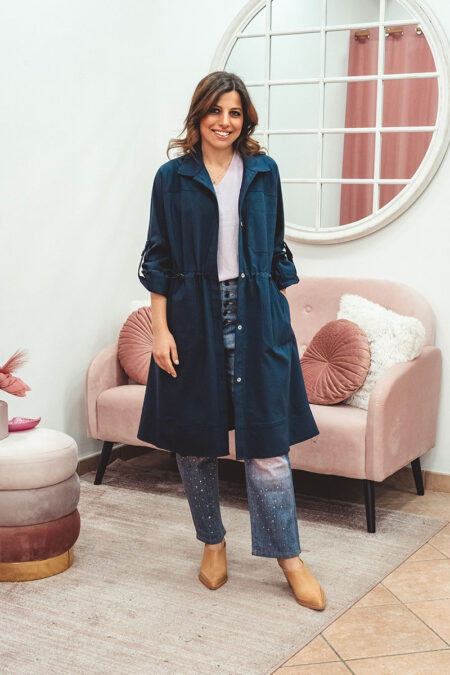 Trench blu abbottonato con elastico regolabile