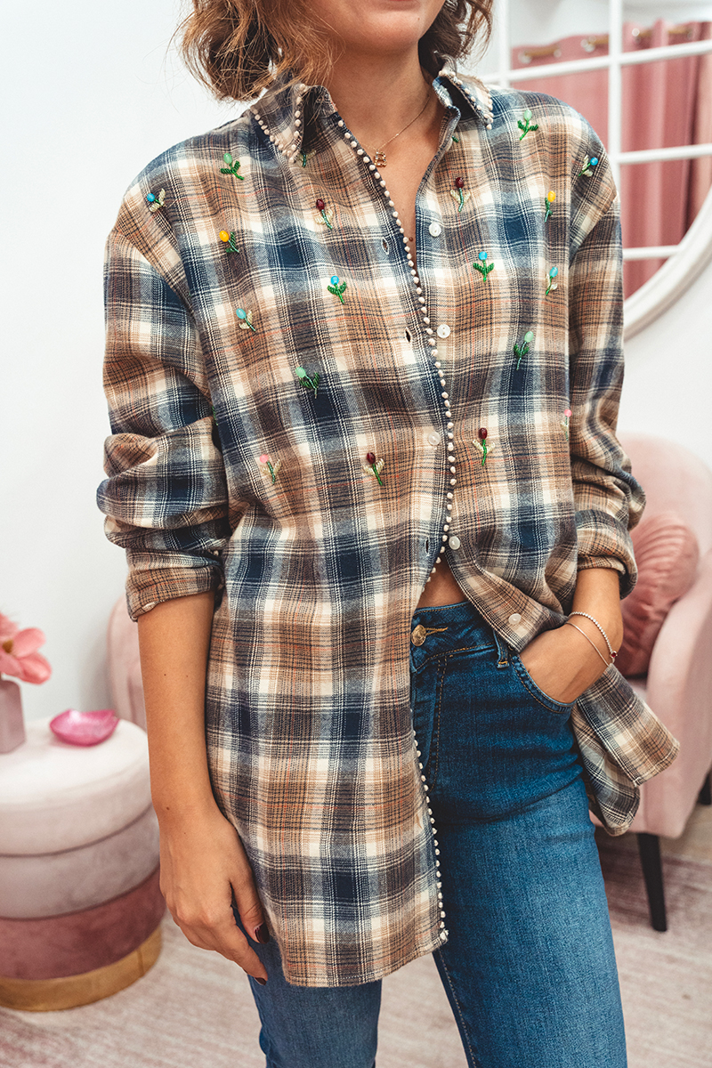 Camicia a quadri con fiori di perline e polsini ricamati - immagine 4