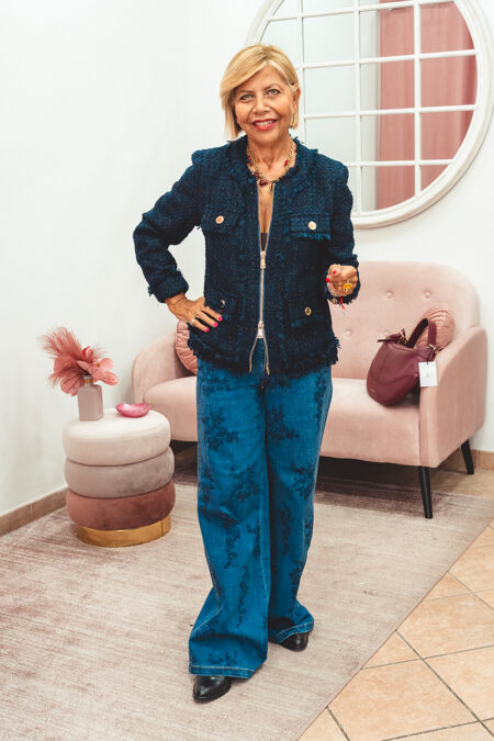 Giacca stile Chanel No Secret blu con dettagli dorati