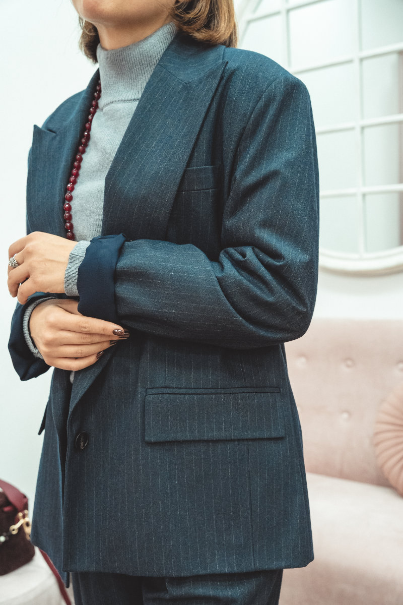Giacca donna over blu gessata con bottone singolo - immagine 2