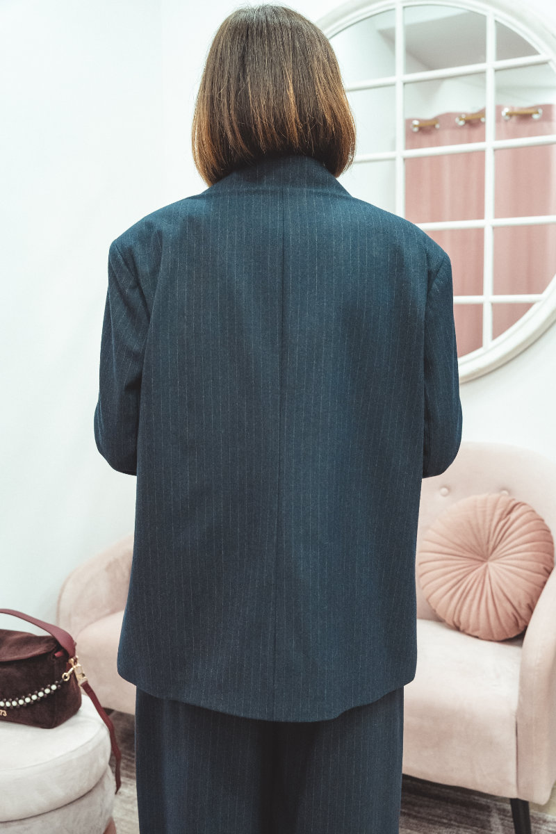 Giacca donna over blu gessata con bottone singolo - immagine 3