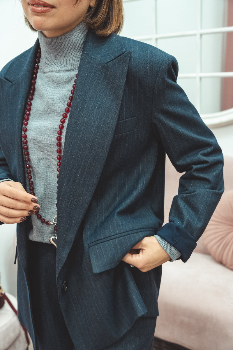 Giacca donna over blu gessata con bottone singolo - immagine 4